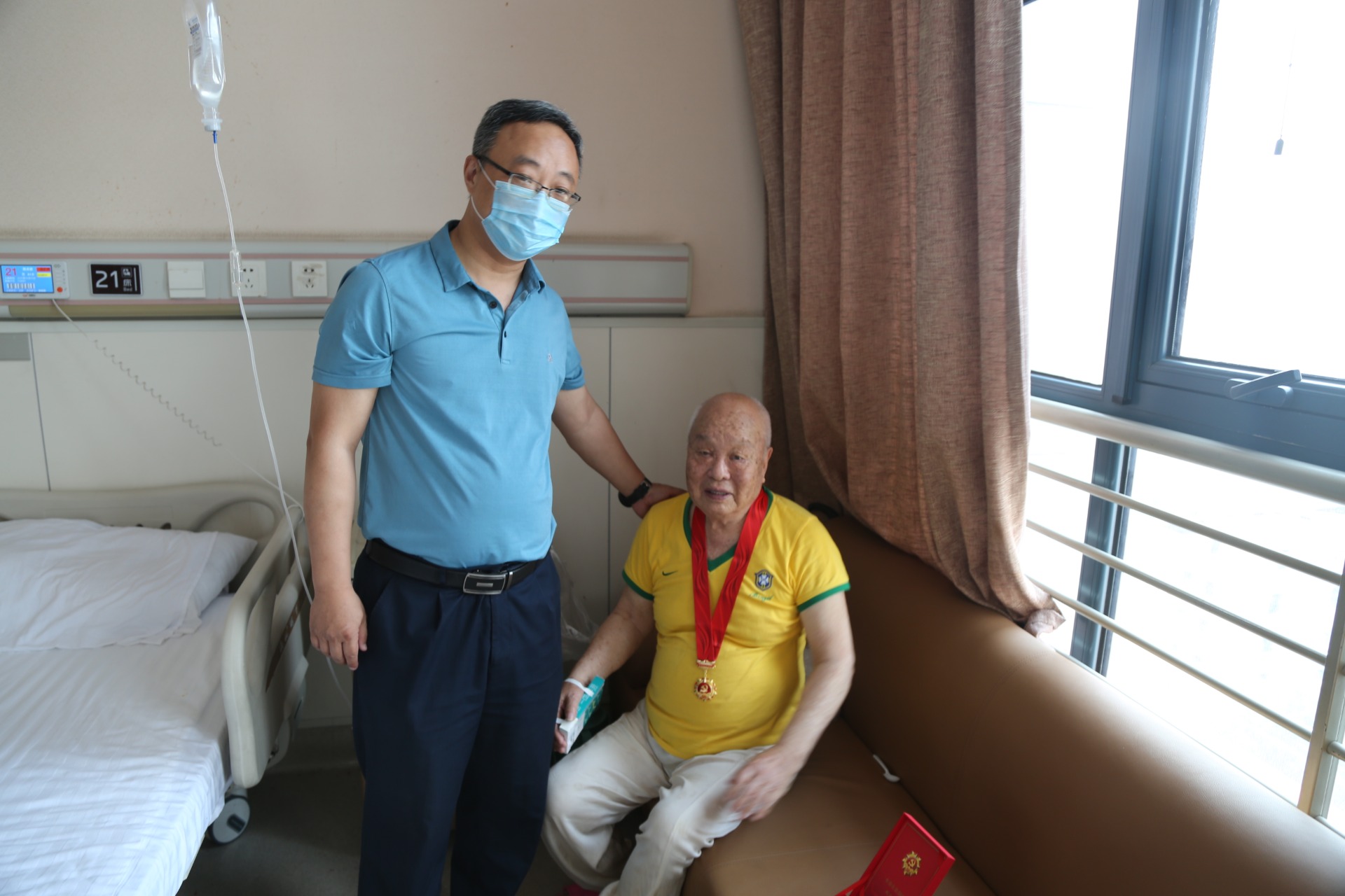光荣在党50年纪念章颁发